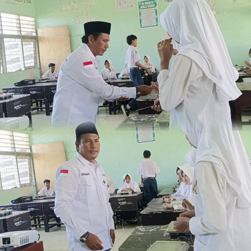 Foto Suasana Saat Mitra SPPG YLH Nusra Aik Jong, Baehaki Purnawan, ST Menyerahkan Sendok MBG di SMPN 1 Wanasaba pada Selasa (31/3/2026)